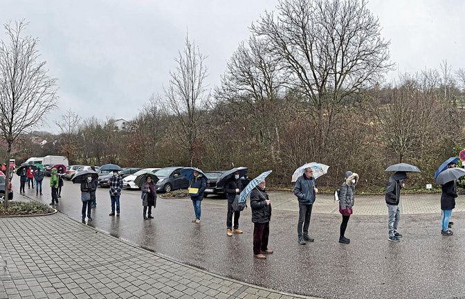 Vor der Eberdinger Sporthalle bildete sich lange vor dem eigentlichen Beginn der Impfaktion eine lange Schlange. Eine Terminvergabe war dort vorab nicht möglich. Foto: Grünwald