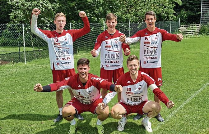 Bejubeln den Meistertitel in der Faustball-Schwabenliga: (von links) Maximilian Zöhrer, Michael Knodel, Paul Jantzen, Jan Bontrup und Andreas Knodel vom TV Vaihingen II Foto: privat