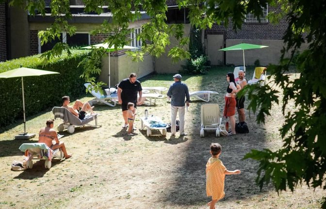 Das Heslacher Hallenbad mit der erstmals in diesem Sommer geöffneten Liegewiese.<span class='image-autor'>Lichtgut/Ferdinando Iannone</span>