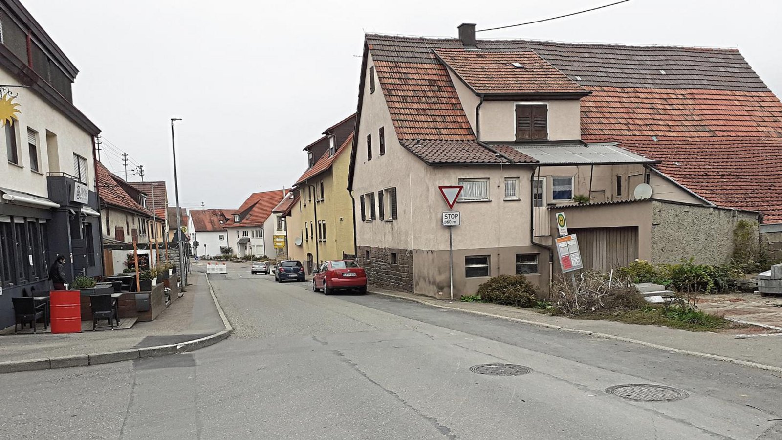 Die Engstelle des Gehwegs in der Sedanstraße soll im Zuge der Baumaßnahmen in der Ortsmitte verbreitert werden. Foto: Glemser Die Engstelle des Gehwegs in der Sedanstraße soll im Zuge der Baumaßnahmen in der Ortsmitte verbreitert werden. Foto: Glemser