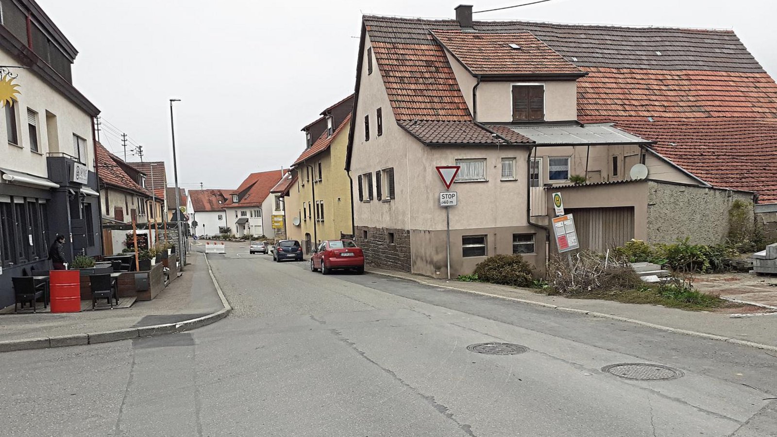 Die Engstelle des Gehwegs in der Sedanstraße soll im Zuge der Baumaßnahmen in der Ortsmitte verbreitert werden. Foto: Glemser