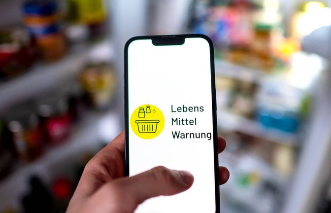 Die App lebensmittelwarnung.de weist Verbraucher auf möglicherweise gesundheitsgefährdende oder nicht zum Gebrauch geeignete Produkte hin.<span class='image-autor'>Sina Schuldt/dpa</span>