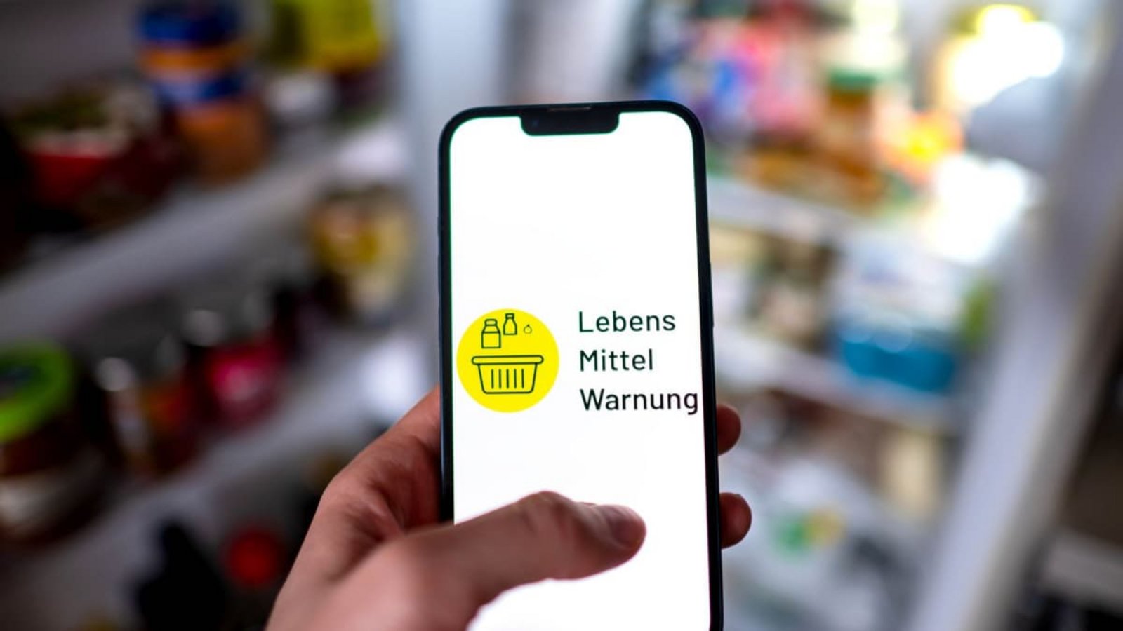 Die App lebensmittelwarnung.de weist Verbraucher auf möglicherweise gesundheitsgefährdende oder nicht zum Gebrauch geeignete Produkte hin.Sina Schuldt/dpa Die App lebensmittelwarnung.de weist Verbraucher auf möglicherweise gesundheitsgefährdende oder nicht zum Gebrauch geeignete Produkte hin.Sina Schuldt/dpa