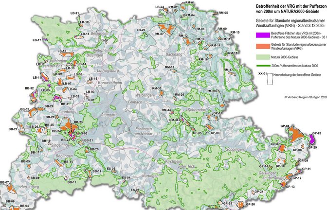Von knapp 90 Vorrangflächen für Windräder in der Region Stuttgart müssen jetzt 33 noch einmal überprüft werden, weil sie zu nah an Natura-2000-Gebieten liegen. In der Karte sind Überlappungen der betroffenen Standorte lila gekennzeichnet. Grafik: Verband Region Stuttgart