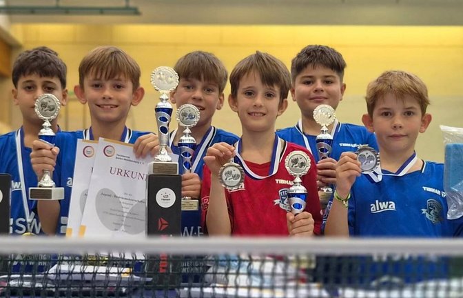 Mit zahlreichen Urkunden, Pokalen und Medaillen fahren Jamin Bugday (von links), Sami Kummer, Lukas Kanzler, Justus Engel, Mattia Papiccio und Kaleb Kummer vom TTC Bietigheim-Bissingen nach Hause. <span class='image-autor'>Foto: privat</span>
