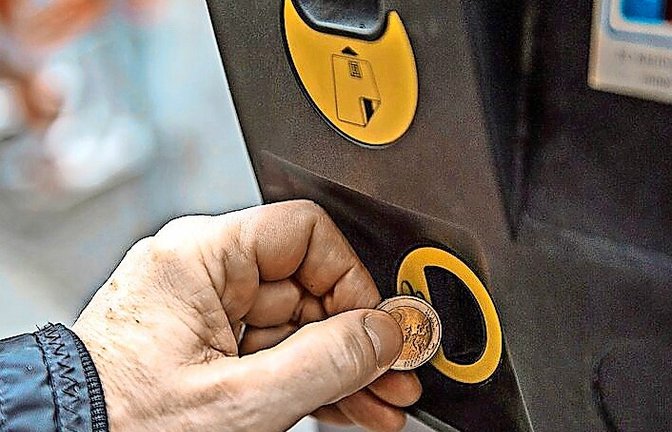 Ein Kunde wirft eine Münze in den Parkscheinautomaten an der Eberhardstraße. Ab dem 1. Oktober steigen die Gebühren in Stuttgart.<span class='image-autor'>Foto: Lichtgut/Max Kovalenko</span>