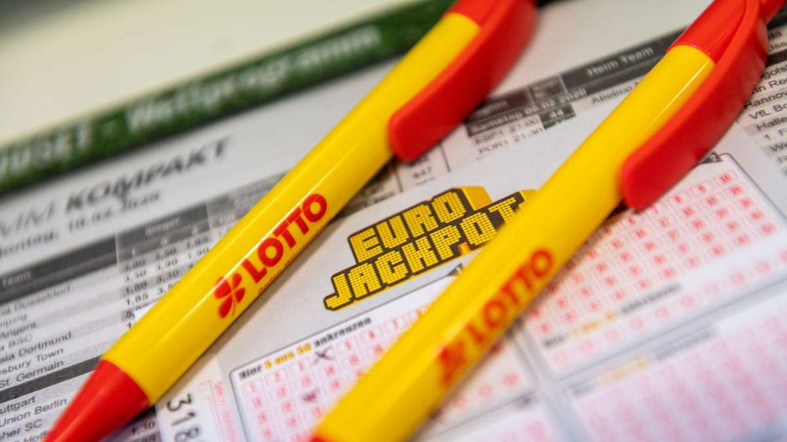 Viele Menschen hoffen jeden Dienstag und Freitag die richtigen Gewinnzahlen beim Eurojackpot getippt zu haben.Foto: dpa