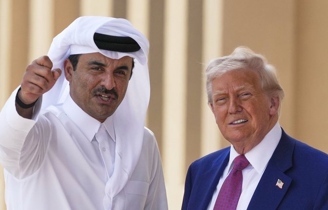 US-Besuch im Jahr 2025 in Katar: der Emir von Katar, Scheich Tamim bin Hamad Al Thani, empfing Präsident Donald Trump auf dem Luftwaffenstützpunkt Al Udeid.<span class='image-autor'>Foto: Alex Brandon/AP/dpa</span>