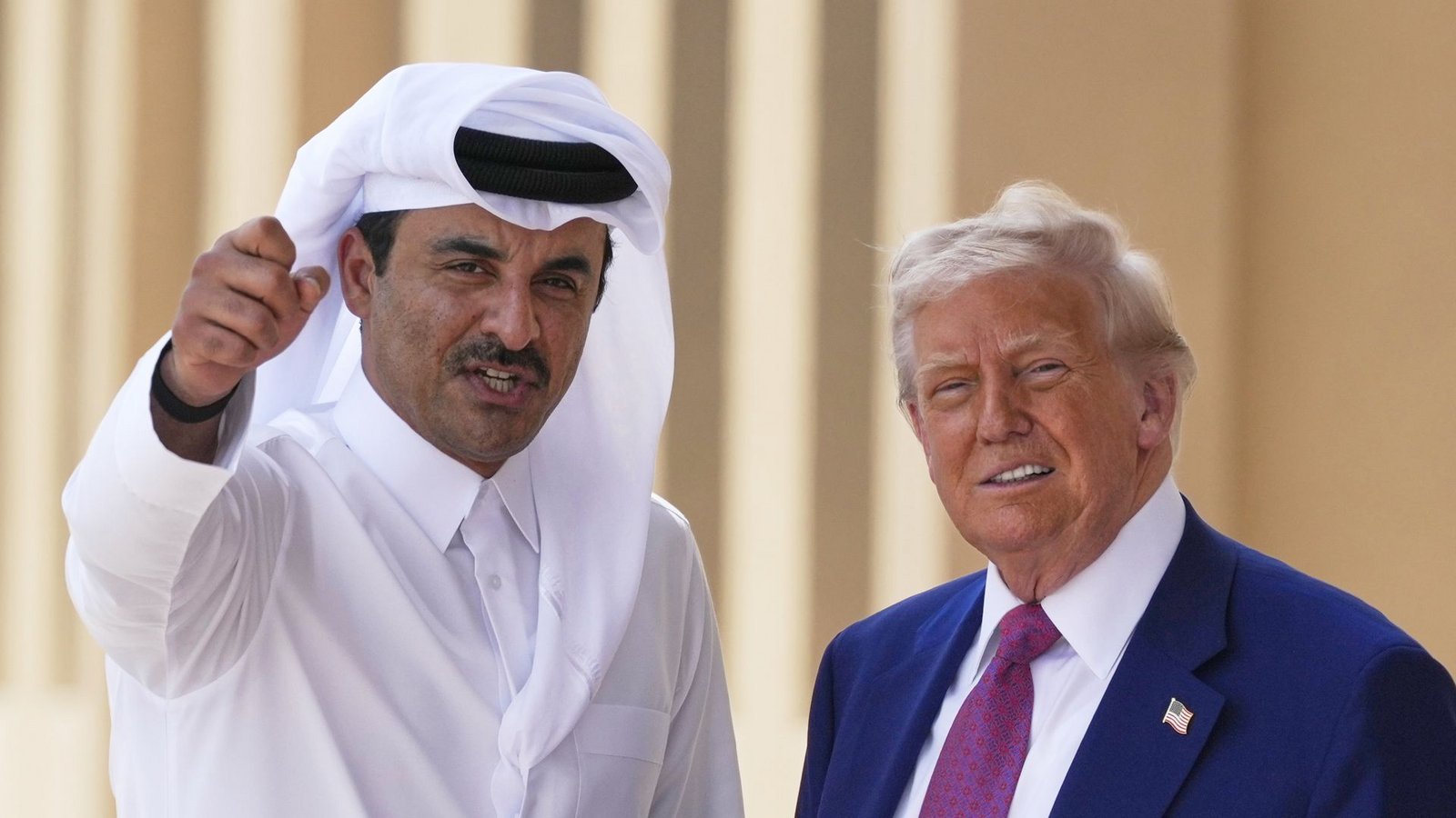 US-Besuch im Jahr 2025 in Katar: der Emir von Katar, Scheich Tamim bin Hamad Al Thani, empfing Präsident Donald Trump auf dem Luftwaffenstützpunkt Al Udeid.Foto: Alex Brandon/AP/dpa