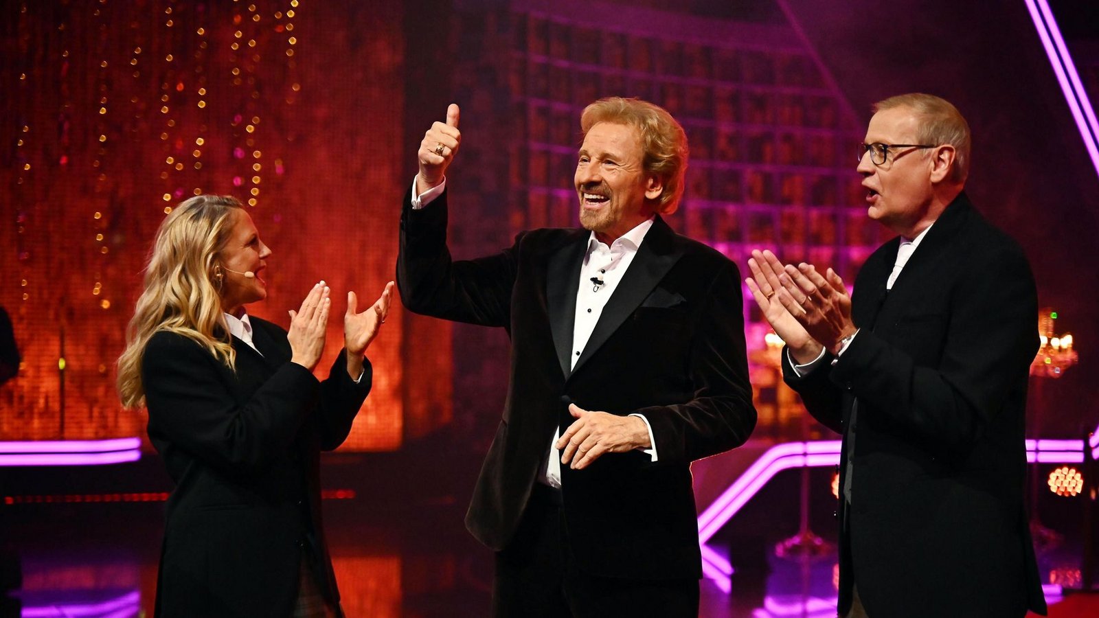 Thomas Gottschalk eingerahmt von Barbara Schöneberger und Günther Jauch bei seiner großen Abschiedsshow bei RTLFoto: Julia Feldhagen/RTL/dpa Thomas Gottschalk eingerahmt von Barbara Schöneberger und Günther Jauch bei seiner großen Abschiedsshow bei RTLFoto: Julia Feldhagen/RTL/dpa