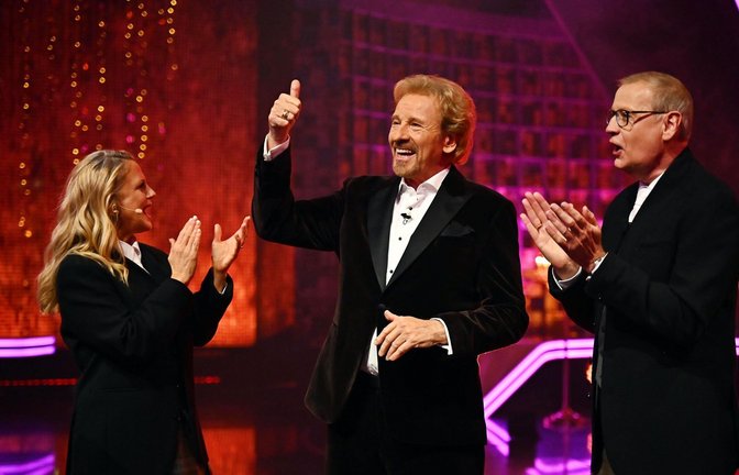 Thomas Gottschalk eingerahmt von Barbara Schöneberger und Günther Jauch bei seiner großen Abschiedsshow bei RTL<span class='image-autor'>Foto: Julia Feldhagen/RTL/dpa</span>
