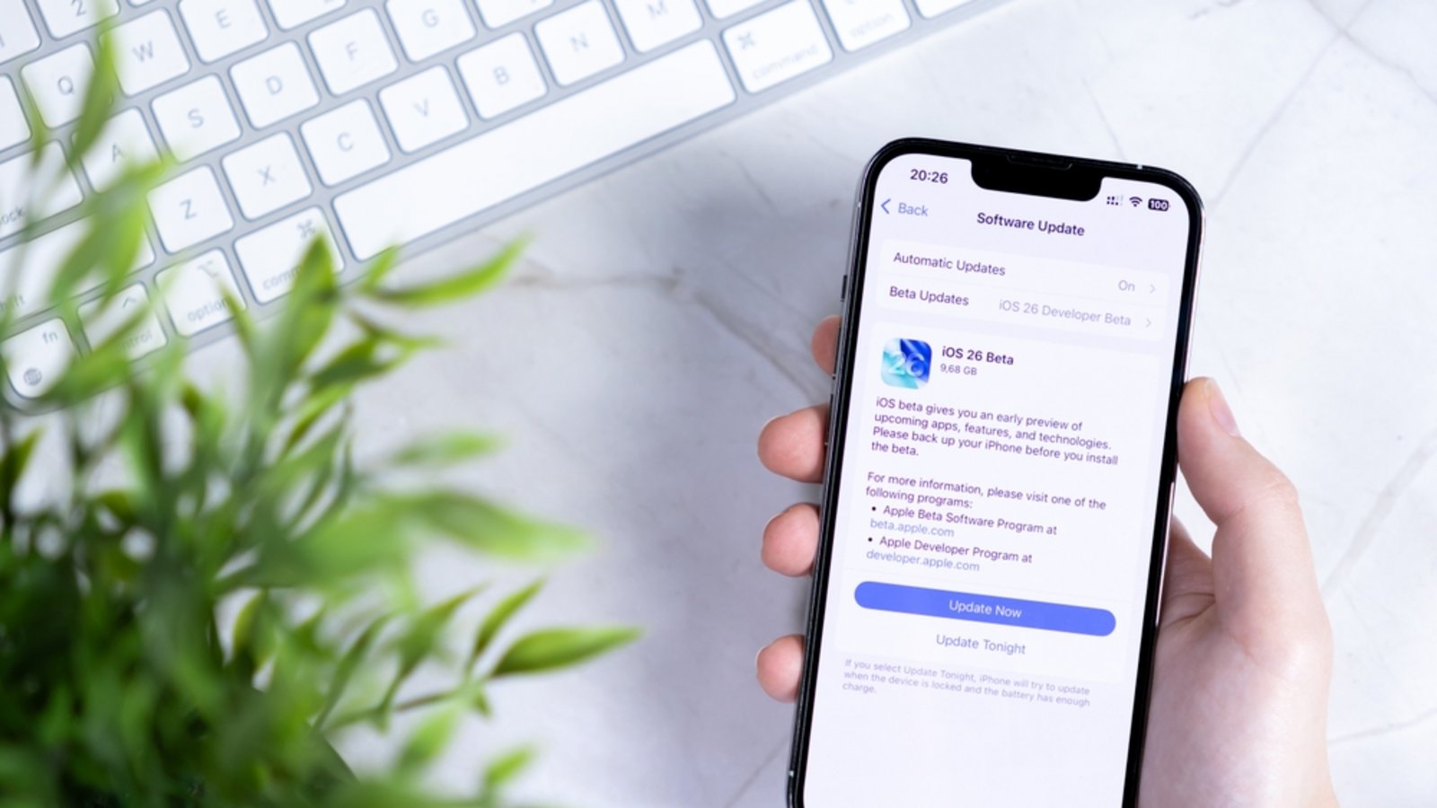 Kommt das Update heute endlich?Foto: aileenchik / shutterstock.com