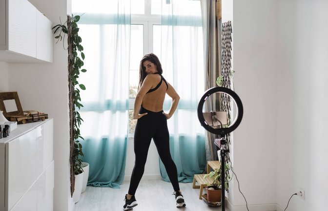 Die Kamera filmt jeden Winkelzug des eigenen Lebens – das ist ein Grundprinzip vieler Influencerinnen.<span class='image-autor'>Foto: imago//Alexandra C. Ribeiro</span>