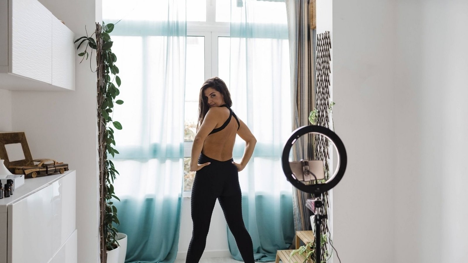 Die Kamera filmt jeden Winkelzug des eigenen Lebens – das ist ein Grundprinzip vieler Influencerinnen.Foto: imago//Alexandra C. Ribeiro Die Kamera filmt jeden Winkelzug des eigenen Lebens – das ist ein Grundprinzip vieler Influencerinnen.Foto: imago//Alexandra C. Ribeiro
