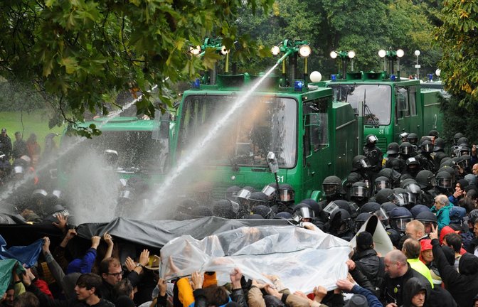 Wasserwerfereinsatz am September 2010 im Stuttgarter Schlosspark<span class='image-autor'>Foto: dpa/Marijan Murat</span>