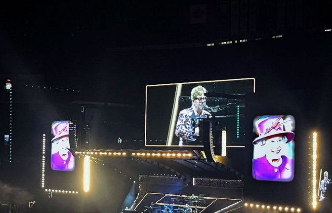 Elton John würdigt die Queen bei seinem Konzert in Toronto.<span class='image-autor'>Foto: Robert Gillies/AP/dpa</span>