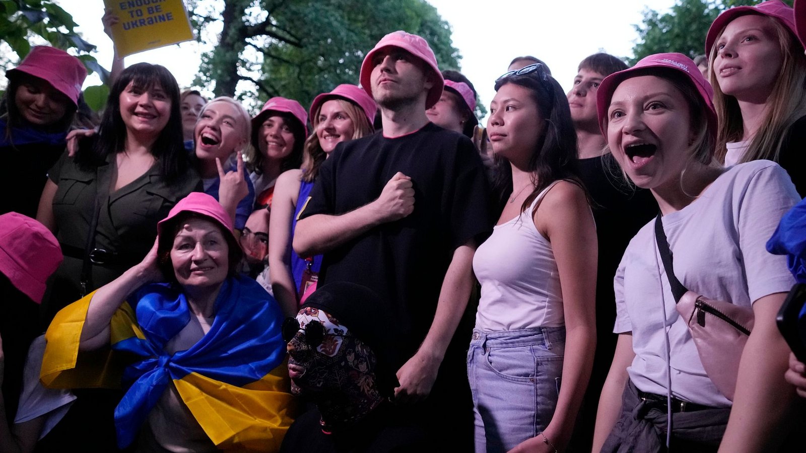 Die Band Kalush Orchestra aus der Ukraine trifft sich mit ukrainischen Fans in Turin.Foto: Luca Bruno/AP/dpa