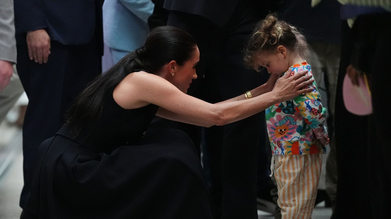 Herzogin Meghan und Prinz Harry teilten in einer Kinderklinik in Australien Umarmungen aus.Foto: Jonathan Brady/PA Wire Pool/dpa