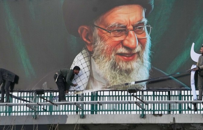 Plakatwand mit dem Porträt des von Israel getöteten iranischen Obersten Führers Chamenei.<span class='image-autor'>Foto: Vahid Salemi/AP/dpa</span>