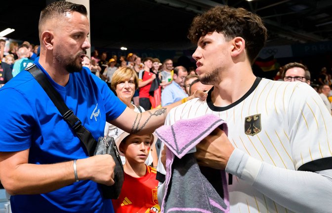 Nationalspieler Marko Grgic sucht den Kontakt zu seinem Vater und Ratgeber Danijel Grgic (li.), dem Co-Trainer des TVB Stuttgart.<span class='image-autor'>Foto: IMAGO/wolf-sportfoto</span>