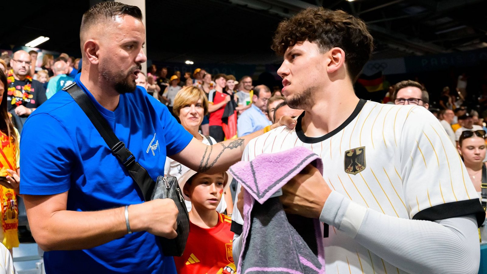 Nationalspieler Marko Grgic sucht den Kontakt zu seinem Vater und Ratgeber Danijel Grgic (li.), dem Co-Trainer des TVB Stuttgart.Foto: IMAGO/wolf-sportfoto Nationalspieler Marko Grgic sucht den Kontakt zu seinem Vater und Ratgeber Danijel Grgic (li.), dem Co-Trainer des TVB Stuttgart.Foto: IMAGO/wolf-sportfoto
