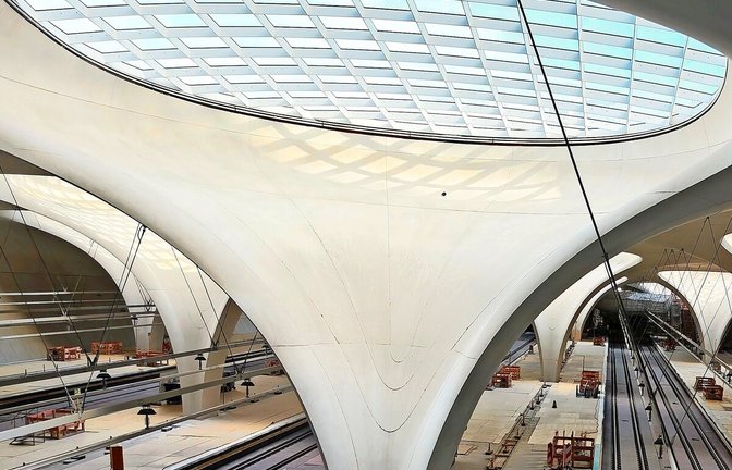 Trotz der großen Lichtaugen soll sich die Luft im Tiefbahnhof nicht zu sehr aufheizen. Laut Bahn bleiben die Temperaturen auch im Sommer im Inneren kühl.<span class='image-autor'>Foto: Sebastian Steegmüller</span>