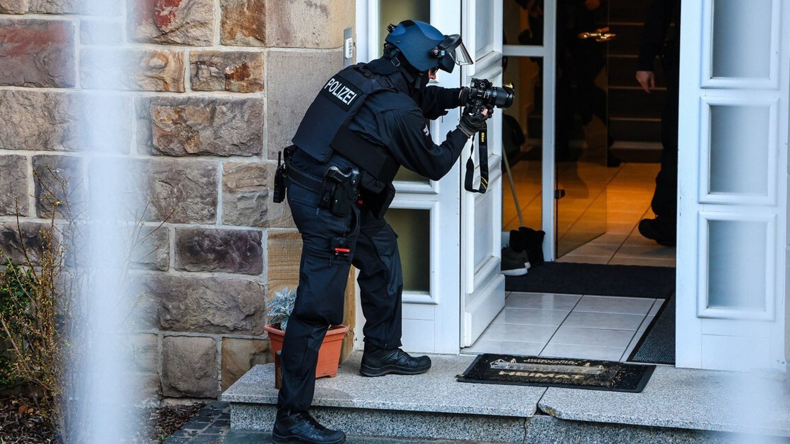 Bewaffnete Einsatzkräfte waren in Iserlohn vor Ort. Wegen Steuerbetrugs kam es in Deutschland und weiteren EU-Ländern zu Razzien.Foto: Alex Talash/dpa/Alex Talash Bewaffnete Einsatzkräfte waren in Iserlohn vor Ort. Wegen Steuerbetrugs kam es in Deutschland und weiteren EU-Ländern zu Razzien.Foto: Alex Talash/dpa/Alex Talash
