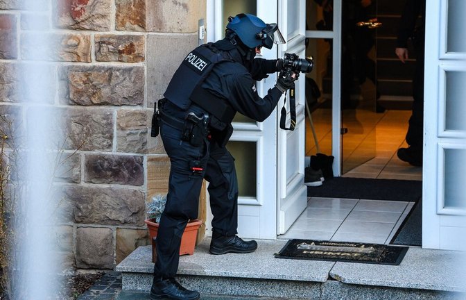 Bewaffnete Einsatzkräfte waren in Iserlohn vor Ort. Wegen Steuerbetrugs kam es in Deutschland und weiteren EU-Ländern zu Razzien.<span class='image-autor'>Foto: Alex Talash/dpa/Alex Talash</span>