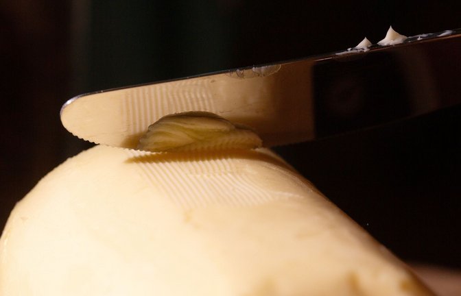 Der Butterpreis schwankt, nun wieder zugunsten der Verbraucher. (Illustration)<span class='image-autor'>Foto: Fernando Gutierrez-Juarez/dpa</span>