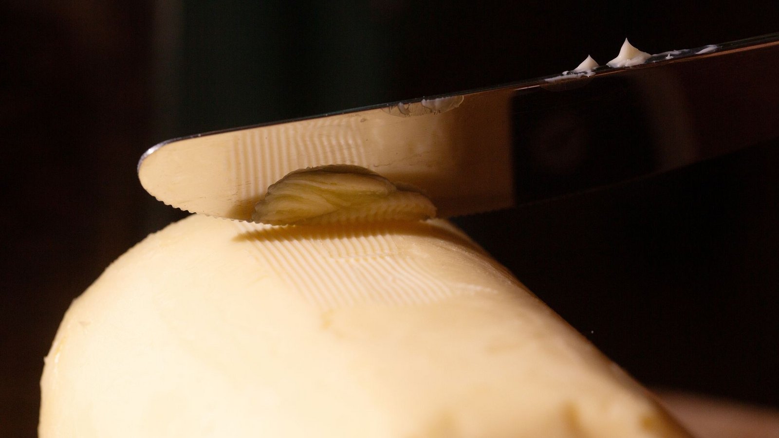 Der Butterpreis schwankt, nun wieder zugunsten der Verbraucher. (Illustration)Foto: Fernando Gutierrez-Juarez/dpa