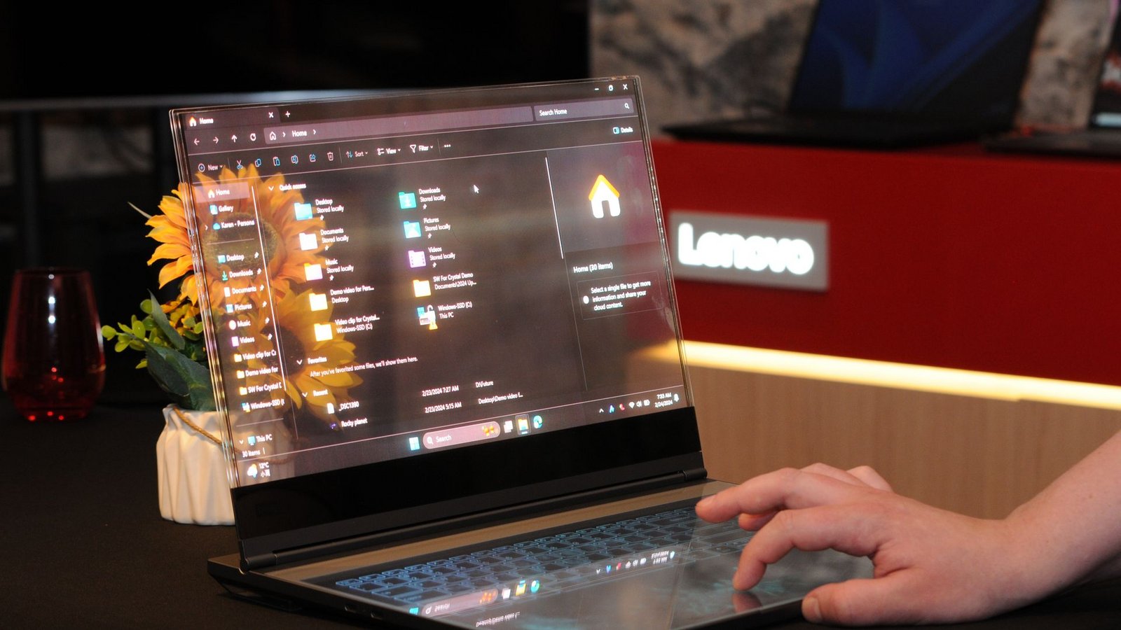 Der Lenovo-Laptop mit durchsichtigem Bildschirm vom MWC 2024.Foto: Wolf von Dewitz/dpa-Zentralbild/dpa