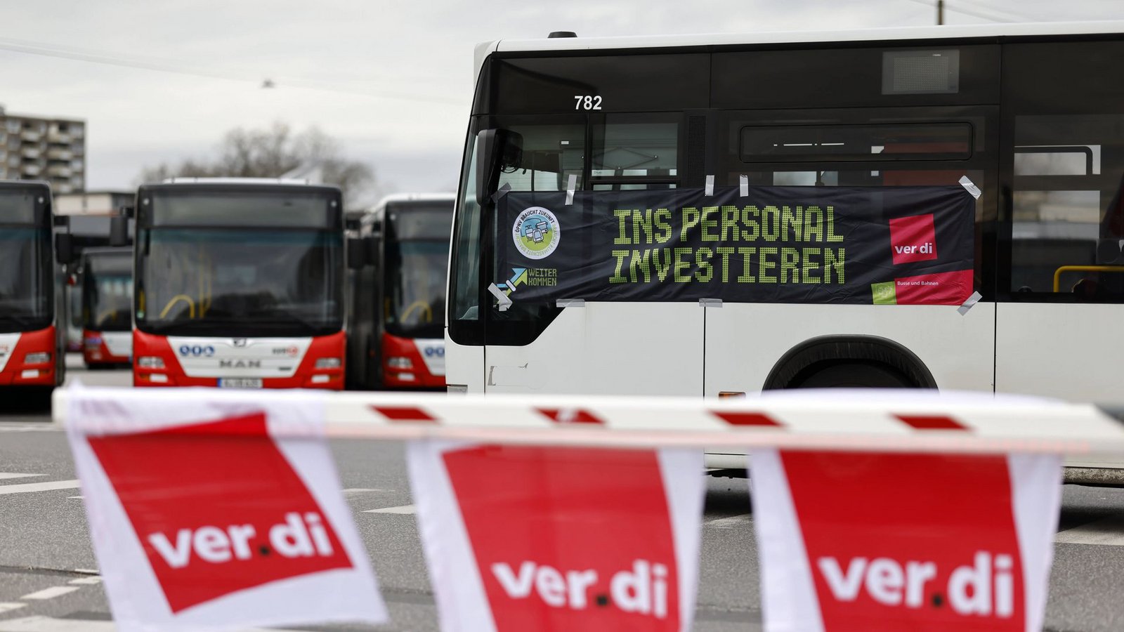 Mancherorts bleiben die Busse am Mittwoch und Donnerstag im Depot – es wird gestreikt.Foto: IMAGO/Panama Pictures/IMAGO/Christoph Hardt Mancherorts bleiben die Busse am Mittwoch und Donnerstag im Depot – es wird gestreikt.Foto: IMAGO/Panama Pictures/IMAGO/Christoph Hardt