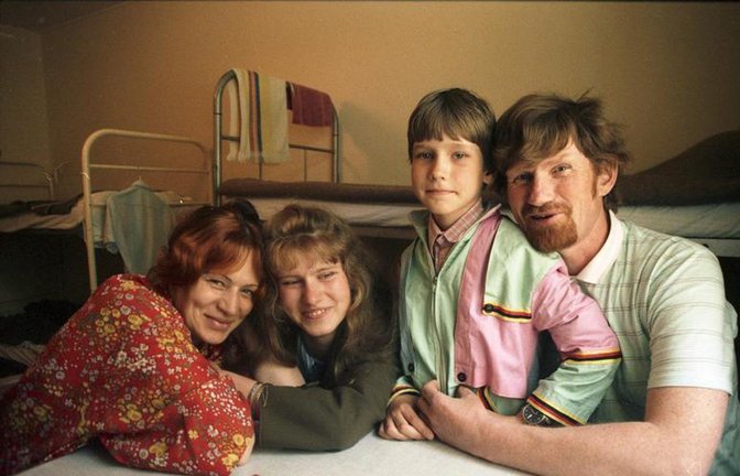 Familie aus Sibirien im Juni 1988 im Lager Friedland<span class='image-autor'>Foto: Bundesarchiv, B 145 Bild-F079037-0017/CC BY-/ 3.0</span>