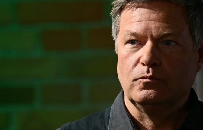 Wegen der Blockade einer Fähre mit Ex-Wirtschaftsminister Robert Habeck sind sechs Demonstrierende verurteilt worden (Archivfoto).<span class='image-autor'>Foto: Sebastian Gollnow/dpa/Sebastian Gollnow/dpa</span>