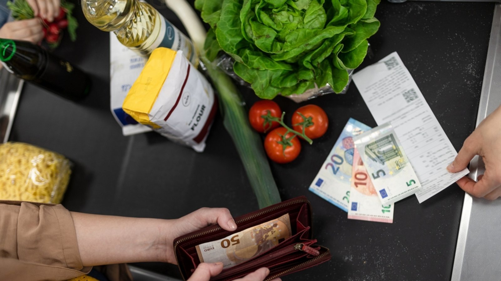 Hier erfahren Sie, welche Supermärkte beim Einkauf Bargeld auszahlen. Alle Discounter im Überblick.Foto: Halfpoint / Shutterstock.com Hier erfahren Sie, welche Supermärkte beim Einkauf Bargeld auszahlen. Alle Discounter im Überblick.Foto: Halfpoint / Shutterstock.com