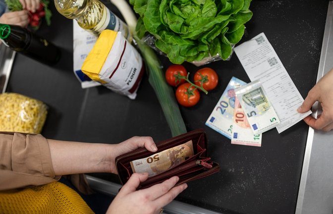 Hier erfahren Sie, welche Supermärkte beim Einkauf Bargeld auszahlen. Alle Discounter im Überblick.<span class='image-autor'>Foto: Halfpoint / Shutterstock.com</span>