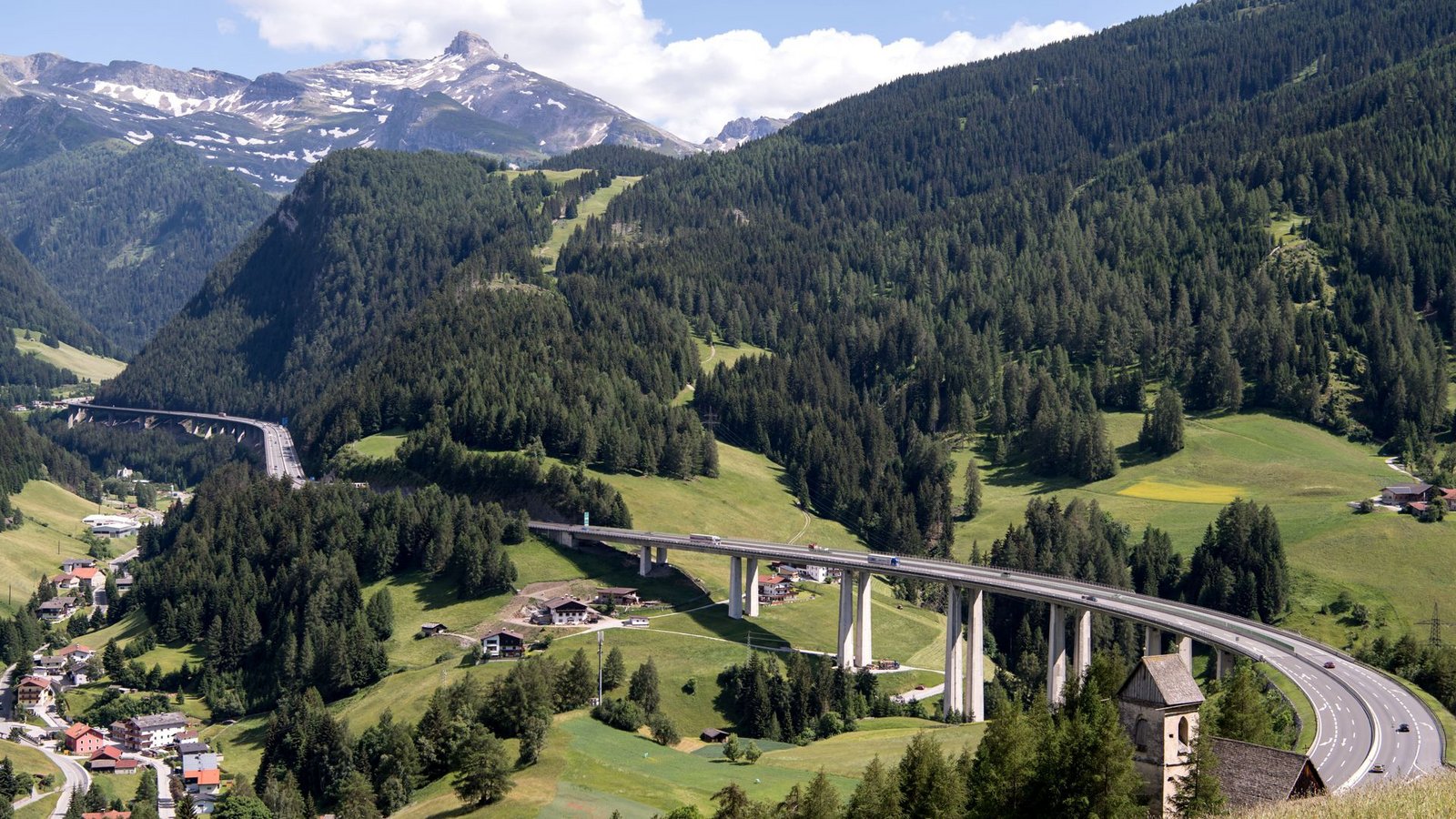 Gries: Autos und LKW fahren über den Brenner (Autobahn A13).Foto: Sven Hoppe/dpa