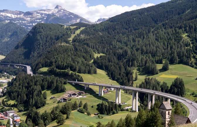 Gries: Autos und LKW fahren über den Brenner (Autobahn A13).<span class='image-autor'>Foto: Sven Hoppe/dpa</span>