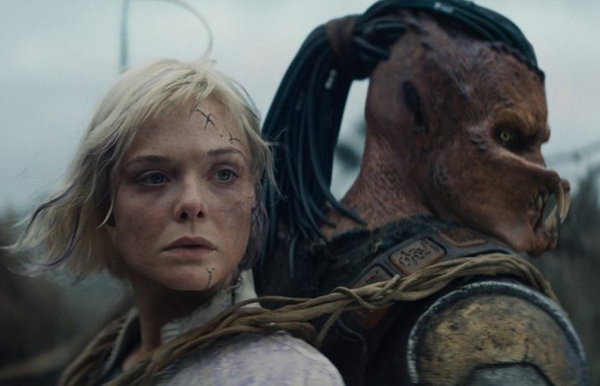 Elle Fanning (l.) und Dimitrius Schuster-Koloamatangi sind im neuen Film "Predator: Badlands" im Kino zu sehen.<span class='image-autor'>Foto: IMAGO / Landmark Media</span>