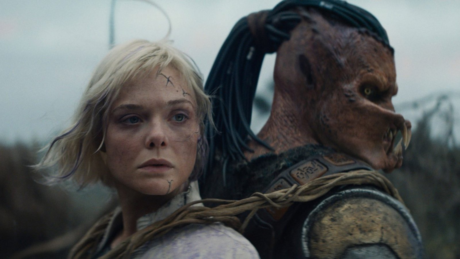 Elle Fanning (l.) und Dimitrius Schuster-Koloamatangi sind im neuen Film "Predator: Badlands" im Kino zu sehen.Foto: IMAGO / Landmark Media Elle Fanning (l.) und Dimitrius Schuster-Koloamatangi sind im neuen Film "Predator: Badlands" im Kino zu sehen.Foto: IMAGO / Landmark Media