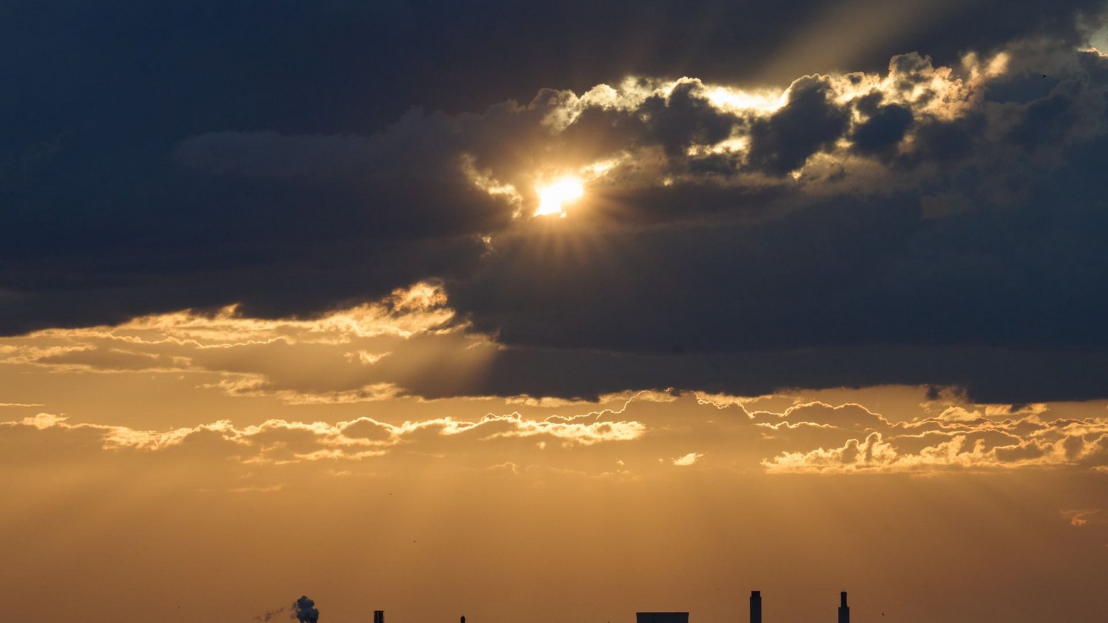 Die Sonne bricht über Berlin durch die Wolken.Foto: Annette Riedl/dpa Die Sonne bricht über Berlin durch die Wolken.Foto: Annette Riedl/dpa