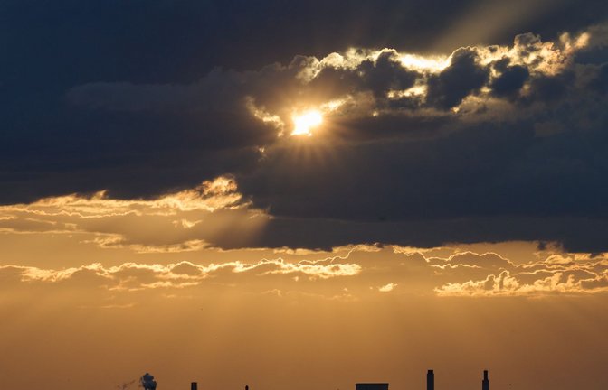 Die Sonne bricht über Berlin durch die Wolken.<span class='image-autor'>Foto: Annette Riedl/dpa</span>
