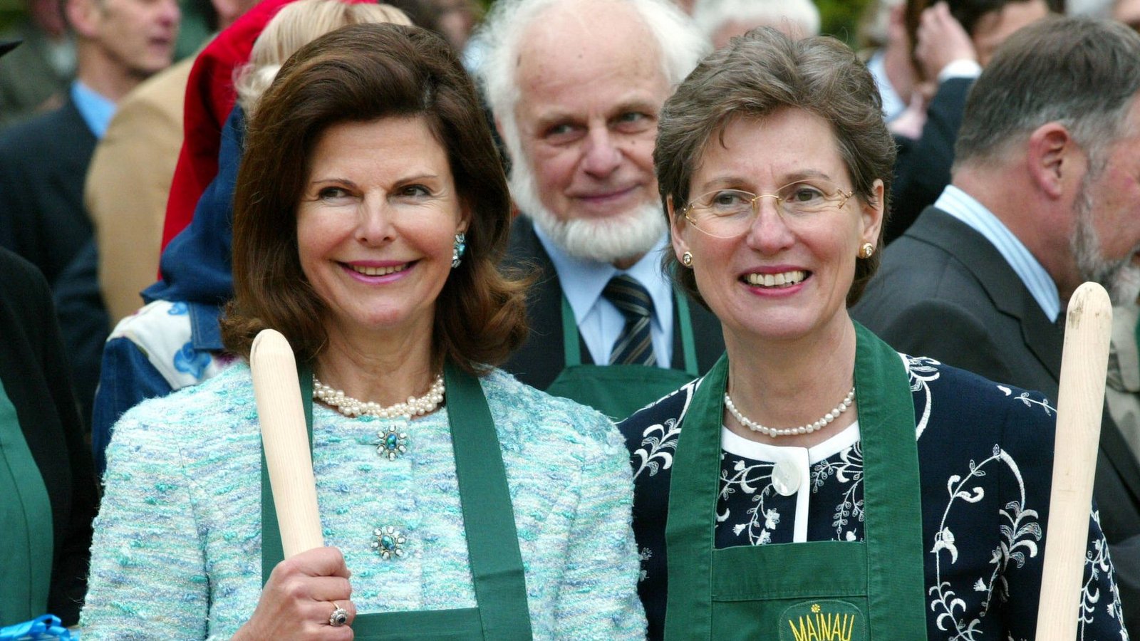 2004: Königin Silvia und Gräfin Sonja beim Baumpflanzen auf der Mainau.Foto: IMAGO/TT/IMAGO/Calle Törnström / TT 2004: Königin Silvia und Gräfin Sonja beim Baumpflanzen auf der Mainau.Foto: IMAGO/TT/IMAGO/Calle Törnström / TT
