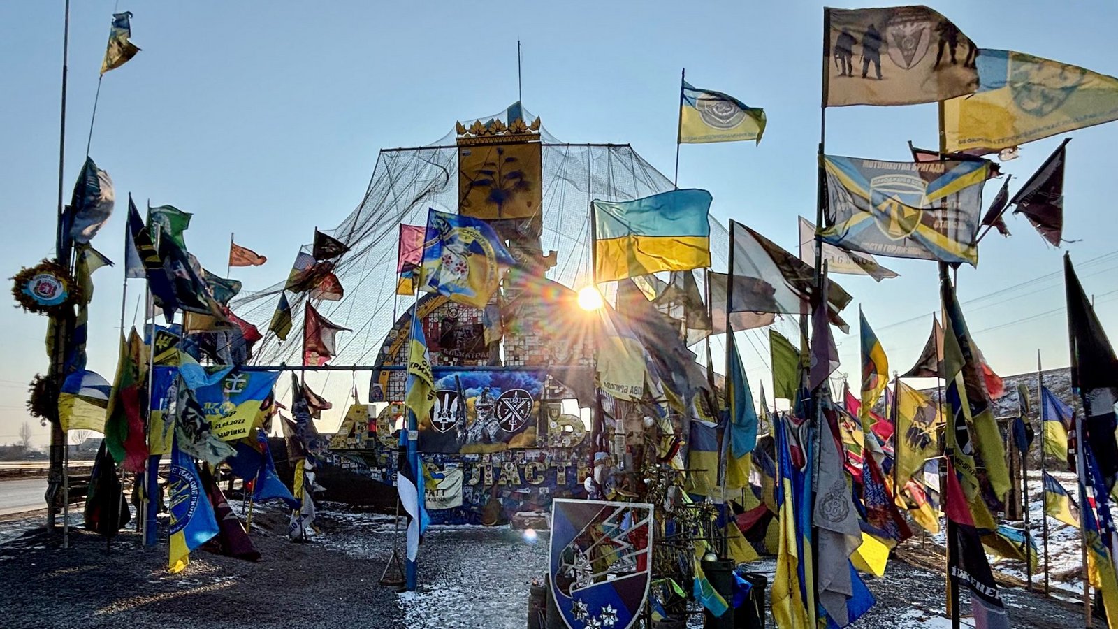 An letzten Kontrollpunkt vor der umkämpften Stadt Pokrovsk haben ukrainische Soldaten eine Gedenkstelle für gefallene Kameraden gebaut: wer fundamentale Werte preisgibt sät Gewalt säen.Foto: An letzten Kontrollpunkt vor der umkämpften Stadt Pokrovsk haben ukrainische Soldaten eine Gedenkstelle für gefallene Kameraden gebaut: wer fundamentale Werte preisgibt sät Gewalt säen.Foto: 