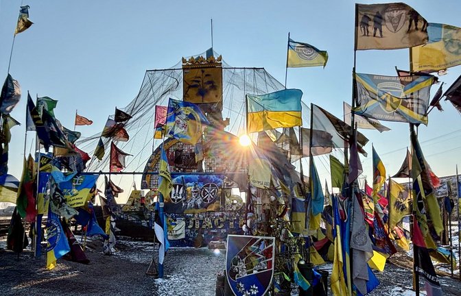 An letzten Kontrollpunkt vor der umkämpften Stadt Pokrovsk haben ukrainische Soldaten eine Gedenkstelle für gefallene Kameraden gebaut: wer fundamentale Werte preisgibt sät Gewalt säen.<span class='image-autor'>Foto: &nbsp;</span>