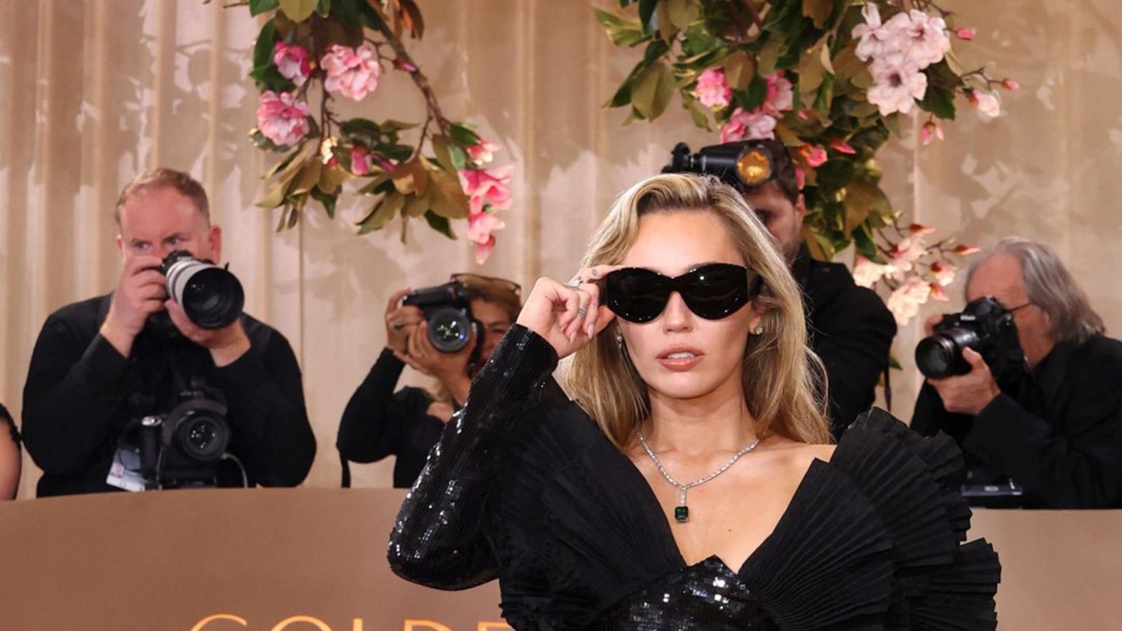 Geblendet von eigenen Look? Miley Cyrus trug auf dem roten Teppich Sonnenbrille  – und ein skulpturales Kleid von Saint Laurent.Foto: Getty Images via AFP