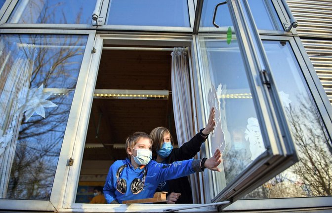Wechselunterricht, eiskalte Klassenzimmer, Maskenpflicht. Viele Coronamaßnahmen wurden hinterfragt.<span class='image-autor'>Foto: dpa/Gregor Fischer</span>