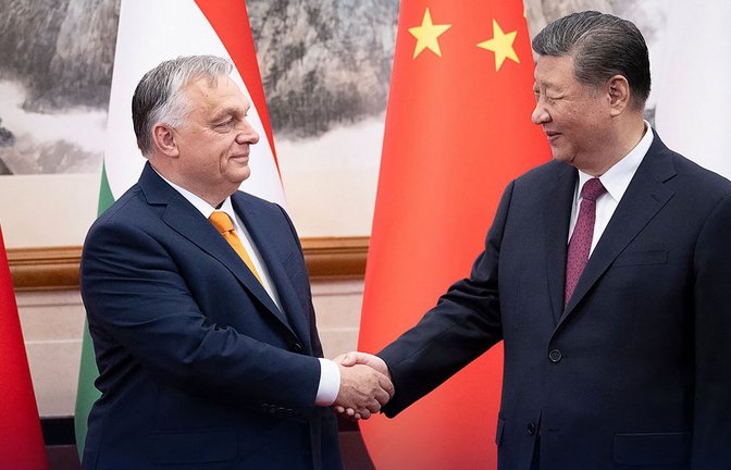Zuerst nach Moskau, dann nach Peking. Viktor Orban auf seiner umstrittenen „Friedensmission“ – hier mit Chinas Präsident Xi Jinping .<span class='image-autor'>Foto: AFP/HANDOUT</span>