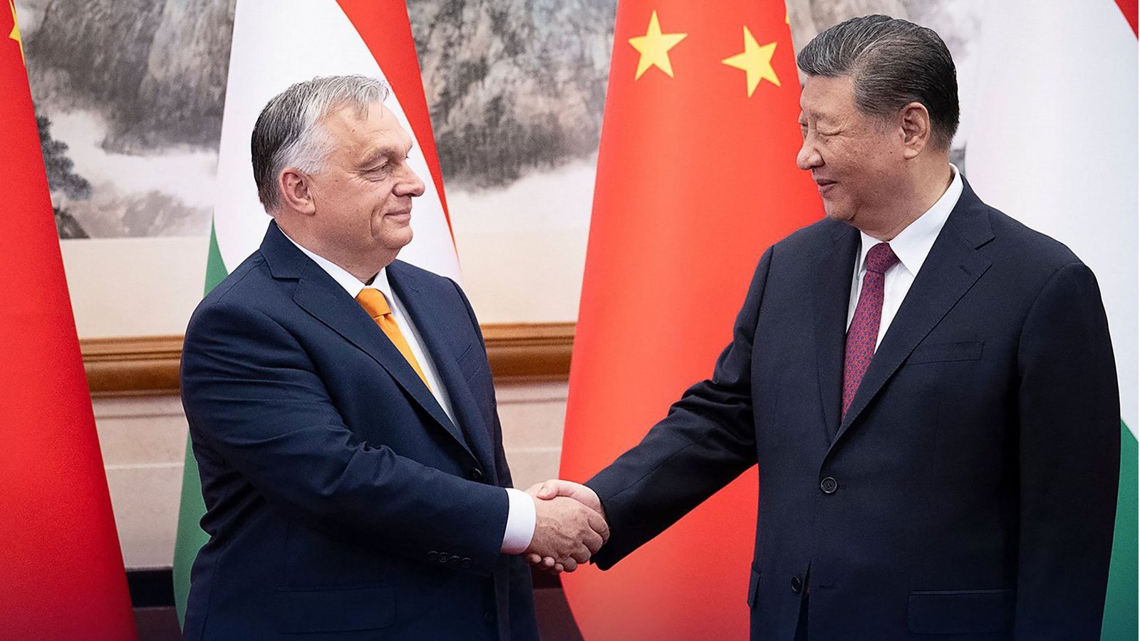 Zuerst nach Moskau, dann nach Peking. Viktor Orban auf seiner umstrittenen „Friedensmission“ – hier mit Chinas Präsident Xi Jinping .Foto: AFP/HANDOUT