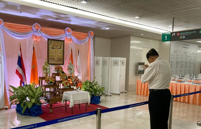 Im King Chulalongkorn Memorial Hospital in Bangkok betet ein Mann für Prinzessin Bajrakitiyabha.<span class='image-autor'>Foto: Carola Frentzen/dpa</span>